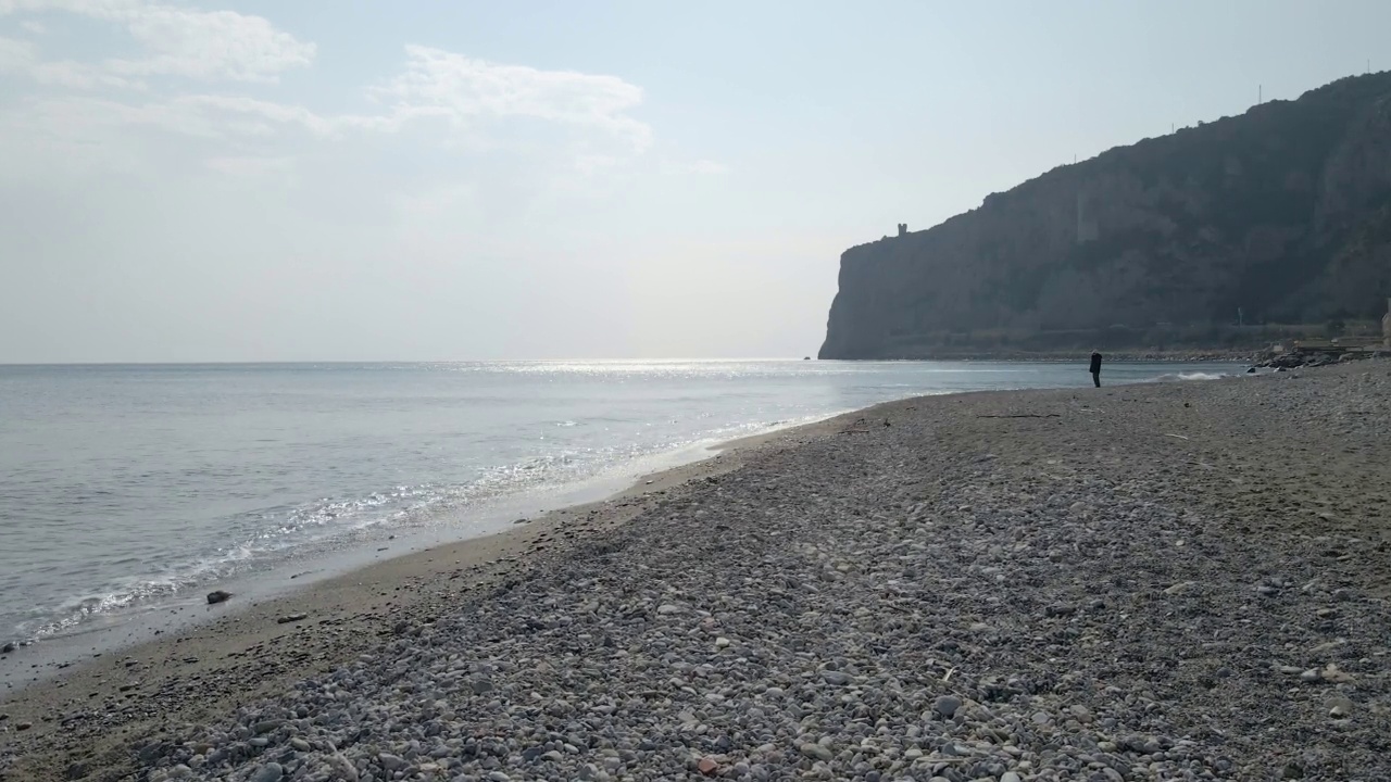 沿海岬角和海滩的鸟瞰图视频素材