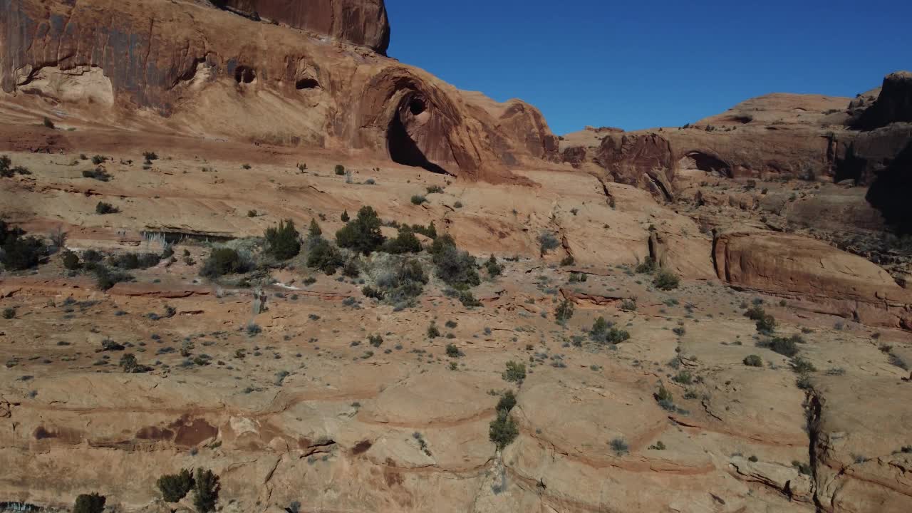 电晕拱门的空中景观，在摩押，犹他州的一个受欢迎的徒步路线视频下载