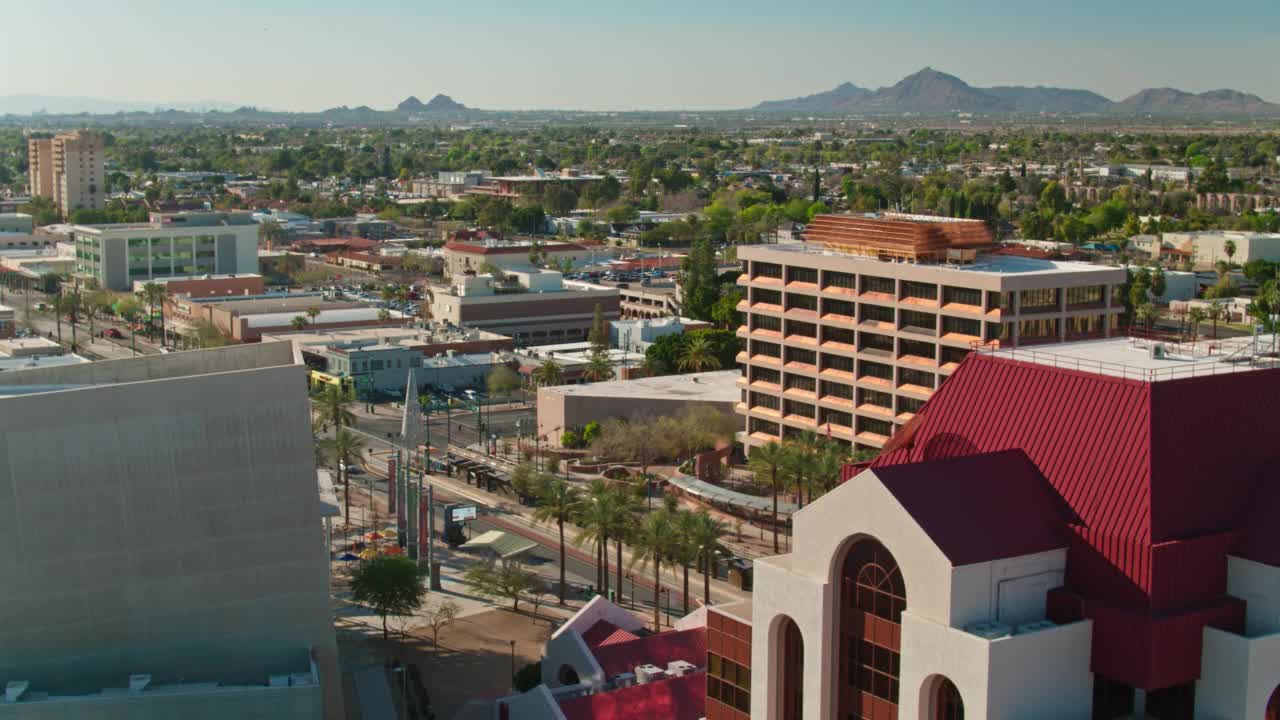 轻轨列车在主要街道在Mesa, AZ -空中视频素材