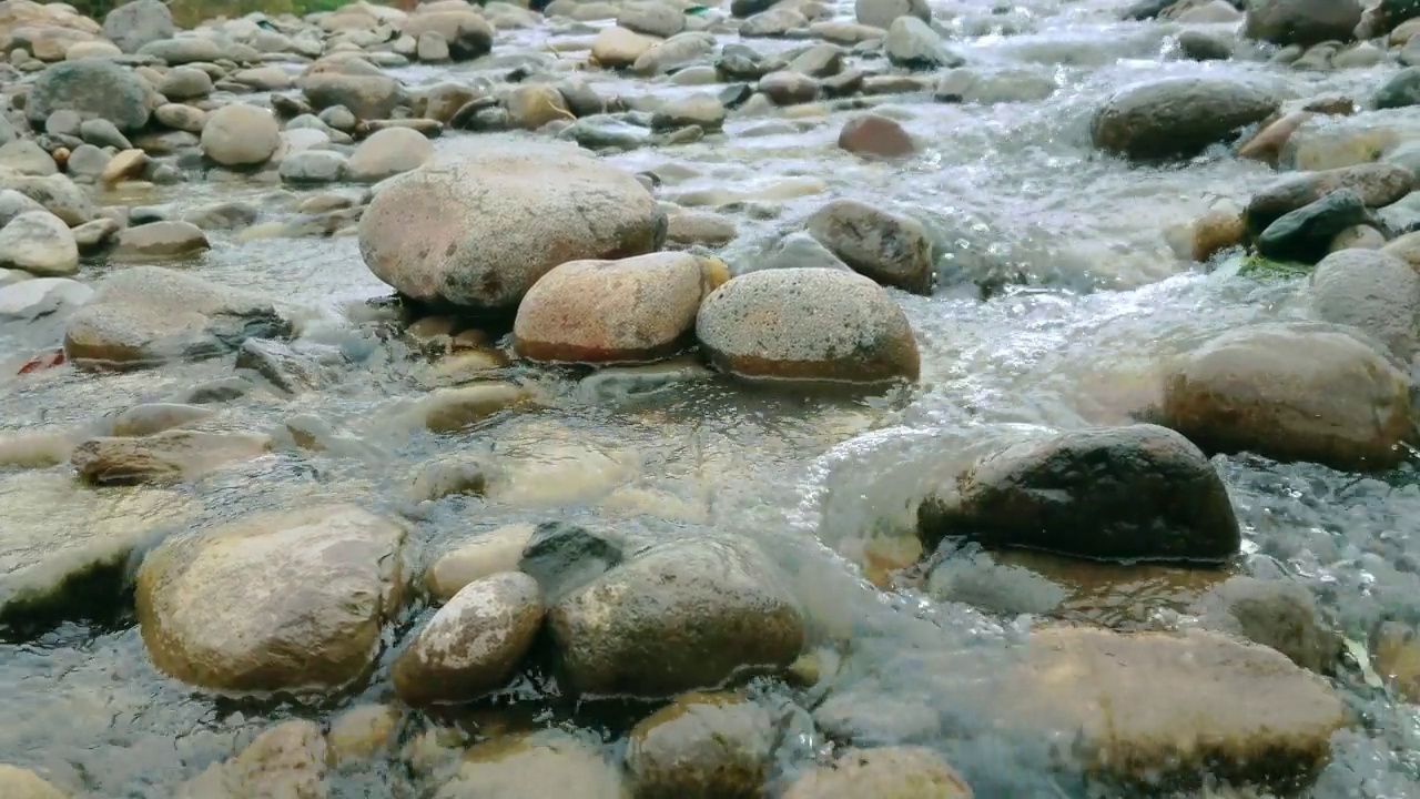 河流在岩石间流动视频素材