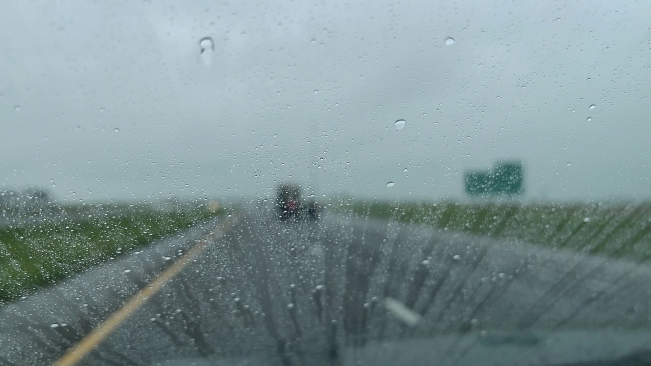 恶劣天气实时雨和风暴州际70在美国中西部旅行从移动汽车视频系列的晚春POV视频素材