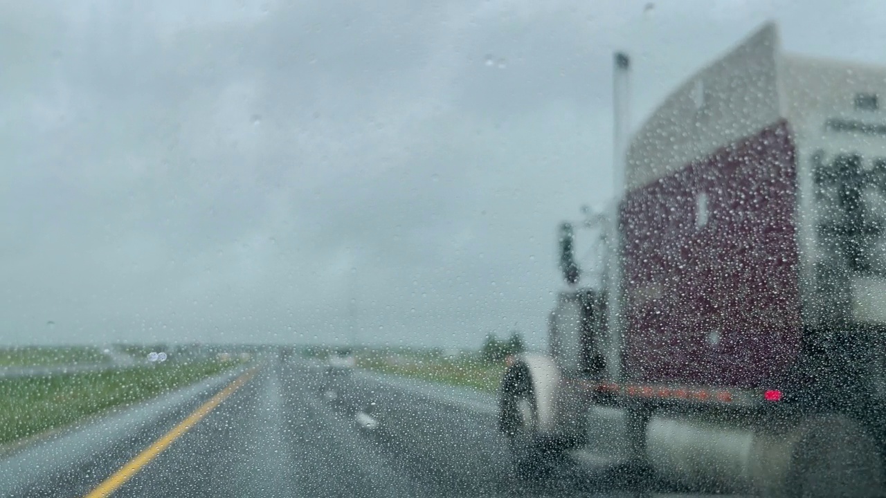 中西部实时雨和风暴州际70在美国中西部旅行从移动汽车视频系列的晚春POV视频素材