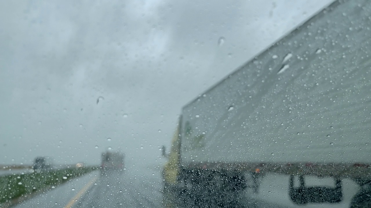 实时雨和风暴州际70旅行在美国中西部从移动汽车视频系列的晚春POV视频素材