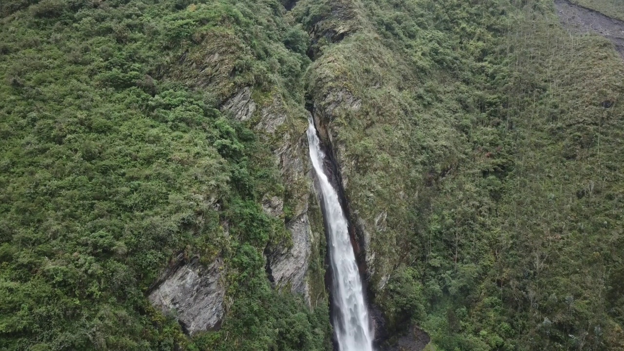 秘鲁安第斯山脉的瀑布鸟瞰图。视频素材