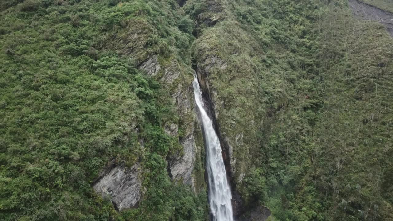 秘鲁安第斯山脉的瀑布鸟瞰图。视频素材