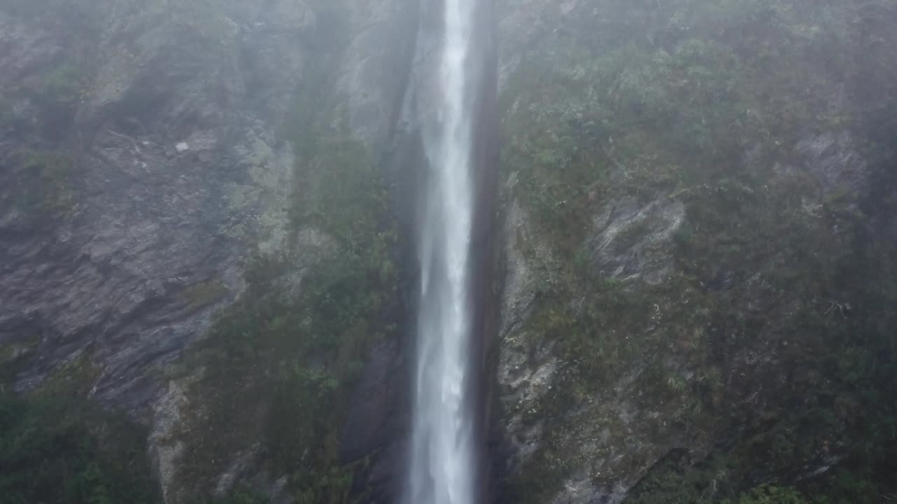 秘鲁安第斯山脉的瀑布鸟瞰图。视频素材