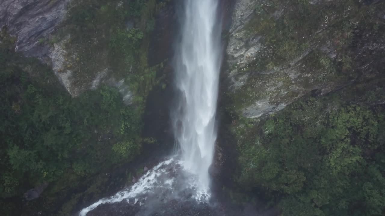 秘鲁安第斯山脉的瀑布鸟瞰图。视频素材