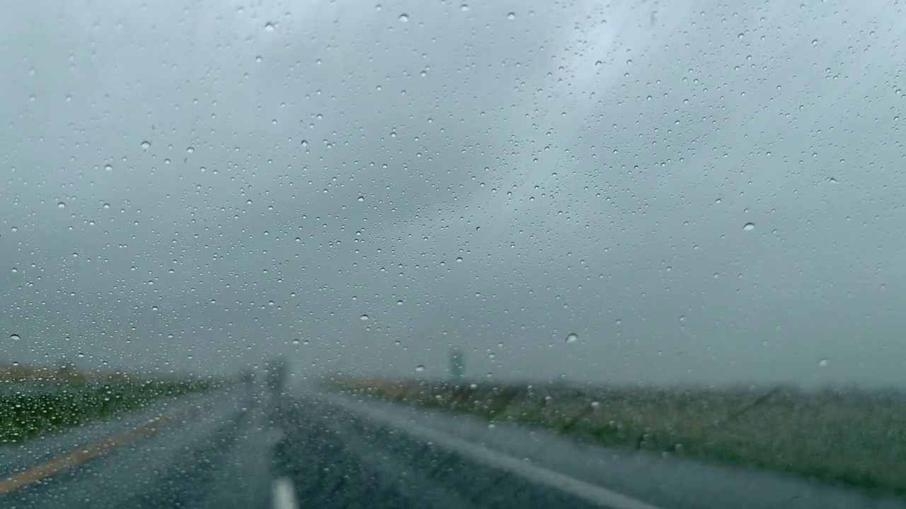 危险条件慢动作雨和风暴州际70旅行在美国中西部的晚春天从移动汽车视频系列POV视频素材