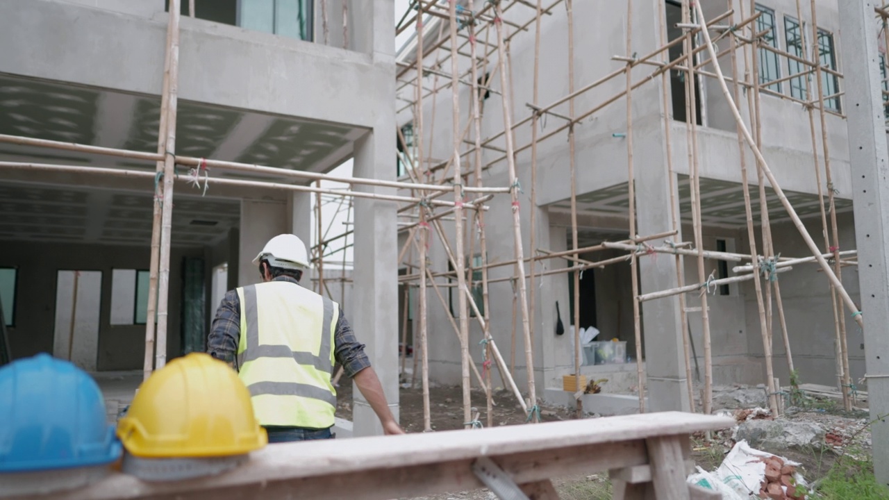 土木工程师或建筑师与承建商就蓝图中的建筑风格和房屋工程施工进行讲解和讨论，并经双方同意后握手。房地产业务。视频素材