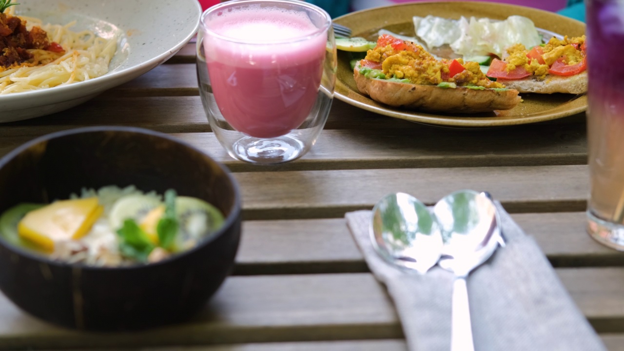 女性吃素食牛油果吐司和豆腐视频素材