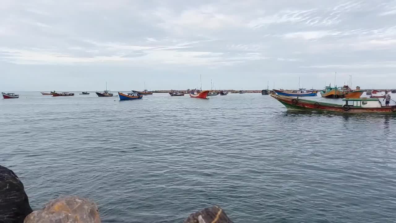 看到港口里的船只排成一列视频素材