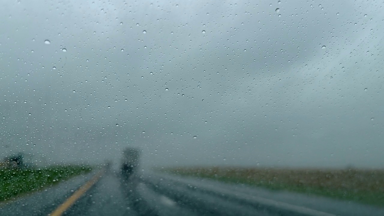 移动过去半卡车慢动作雨和风暴州际70旅行在美国中西部春末从移动汽车公路基础设施视频系列POV视频素材