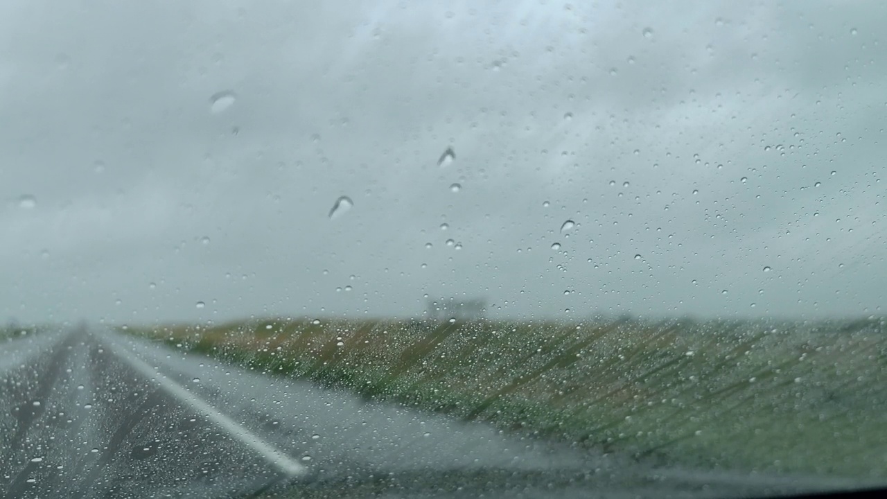 慢动作雨和风暴州际70旅行在美国中西部迟春从移动汽车视频系列POV视频素材