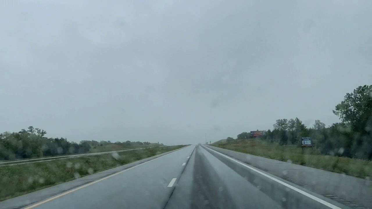 通过半卡车时间流逝雨和风暴州际70旅行在美国中西部从移动汽车视频系列晚春POV视频素材