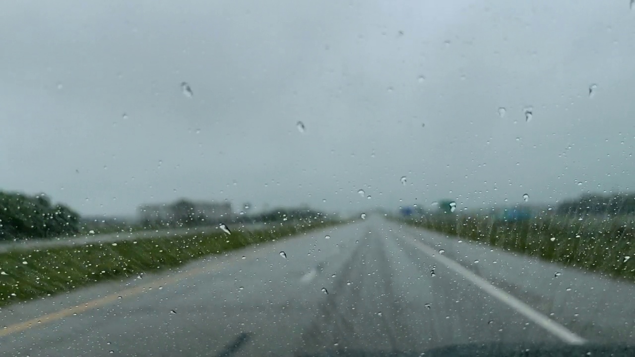 挡风玻璃焦点时间推移雨和风暴州际70旅行在美国中西部的晚春POV从移动汽车公路基础设施视频系列视频素材