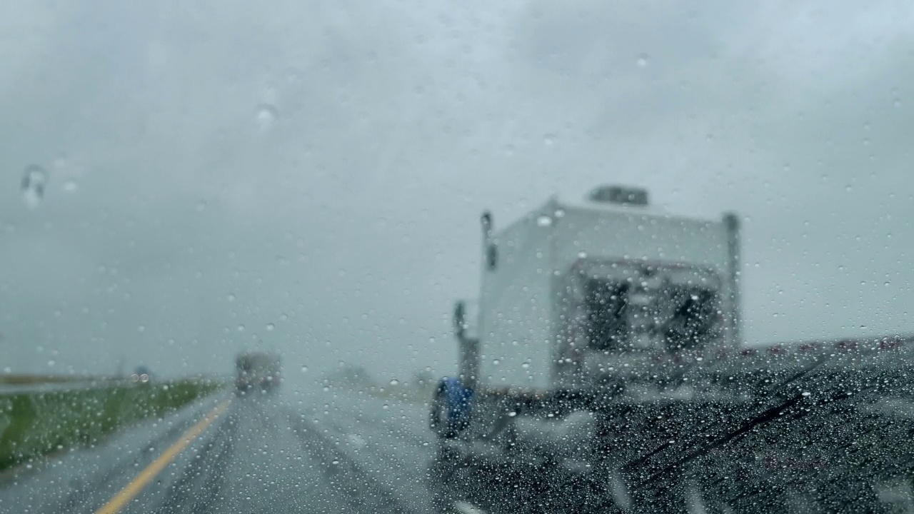 关注风暴通过平板半卡车实时雨和风暴州际70旅行在美国中西部从移动汽车公路基础设施视频系列春末POV视频素材