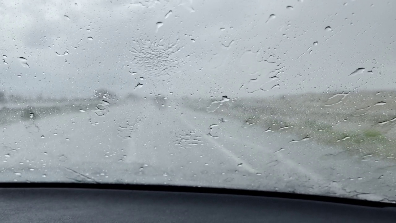 实时冰雹风暴多雨和风暴州际70旅行在美国西部从移动汽车公路基础设施视频系列春末POV视频素材