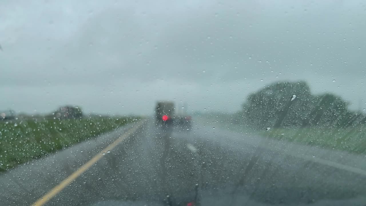 挡风玻璃降水焦点实时雨和风暴州际70旅行在美国中西部从移动汽车视频系列的晚春POV视频素材