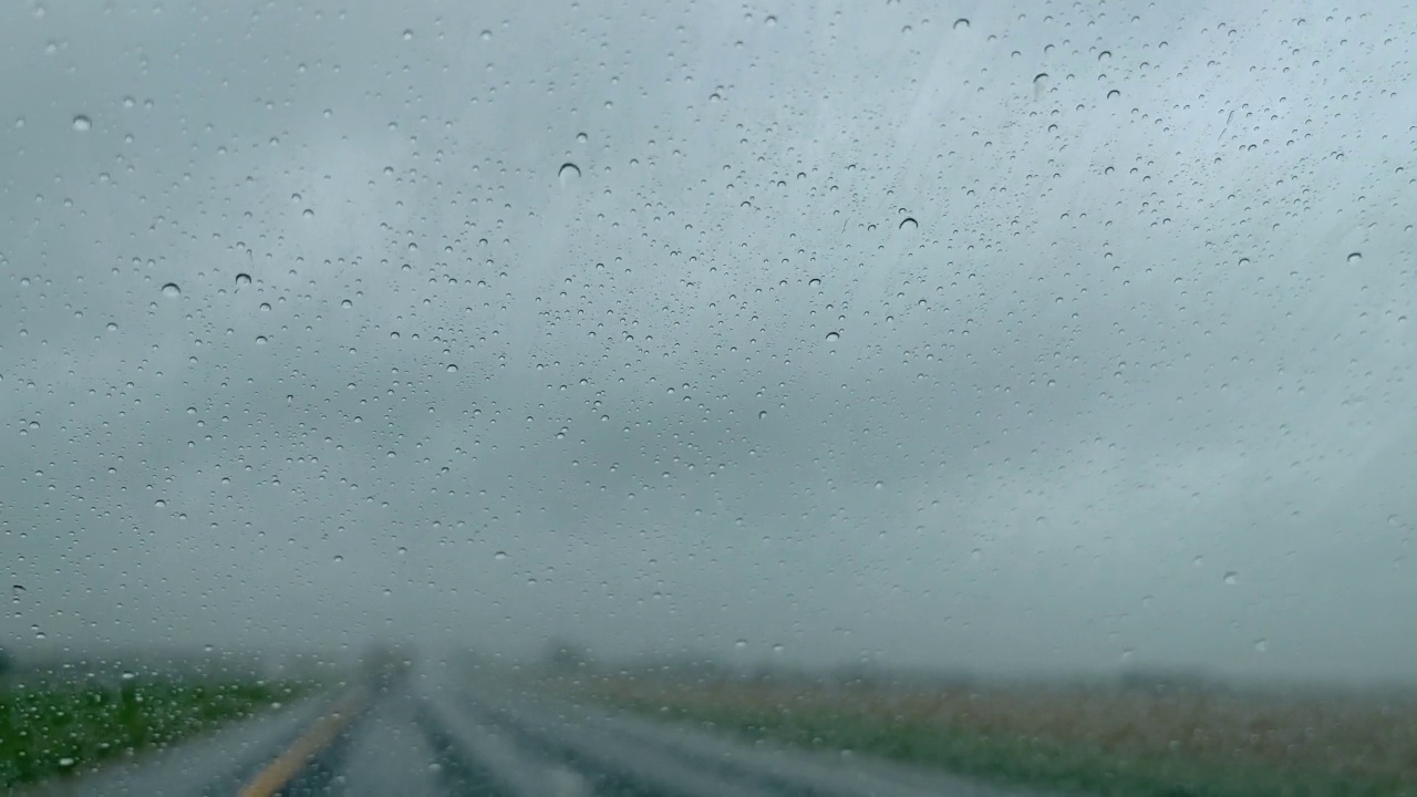 立交桥实时雨和风暴州际70旅行在美国中西部的晚春从移动汽车视频系列POV视频素材