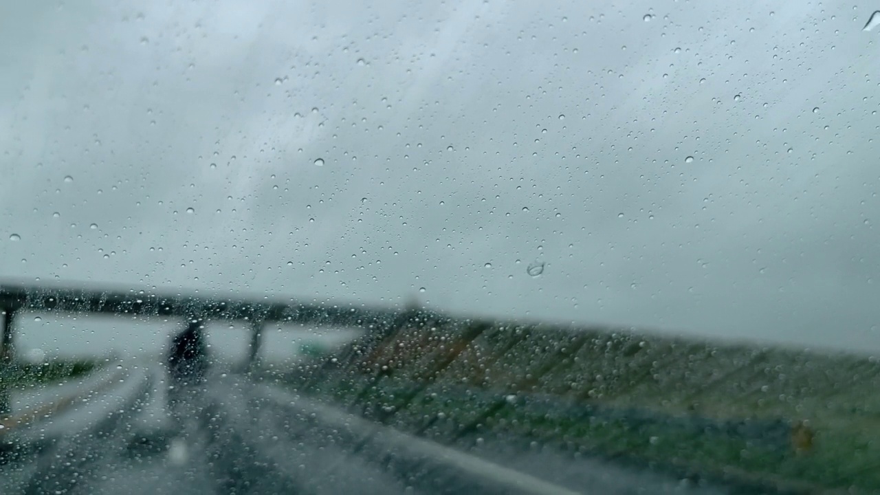 移动过去半卡车慢动作雨和风暴州际70在美国中西部旅行从移动汽车视频系列晚春POV视频素材