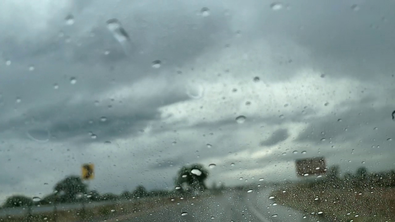 实时雨和风暴州际70旅行在美国中西部从移动汽车视频系列的晚春POV视频素材