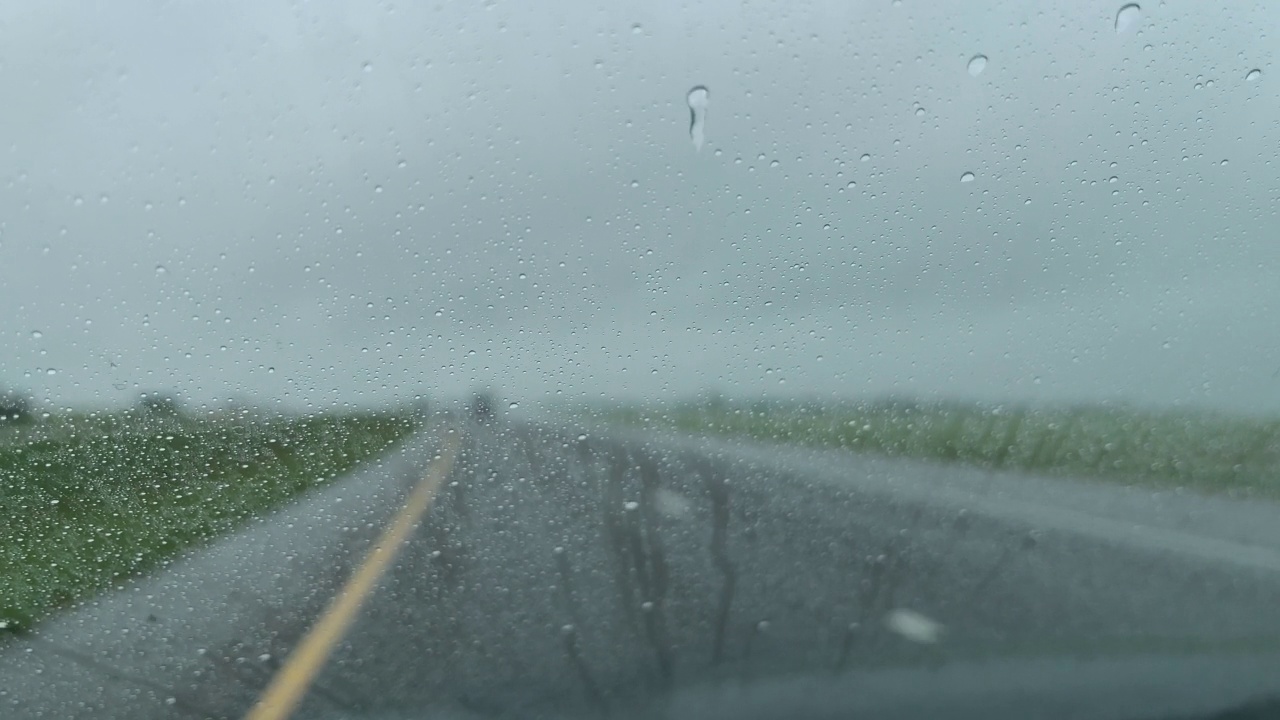 恶劣天气交通实时雨和风暴州际70在美国中西部旅行从移动汽车视频系列的晚春POV视频素材