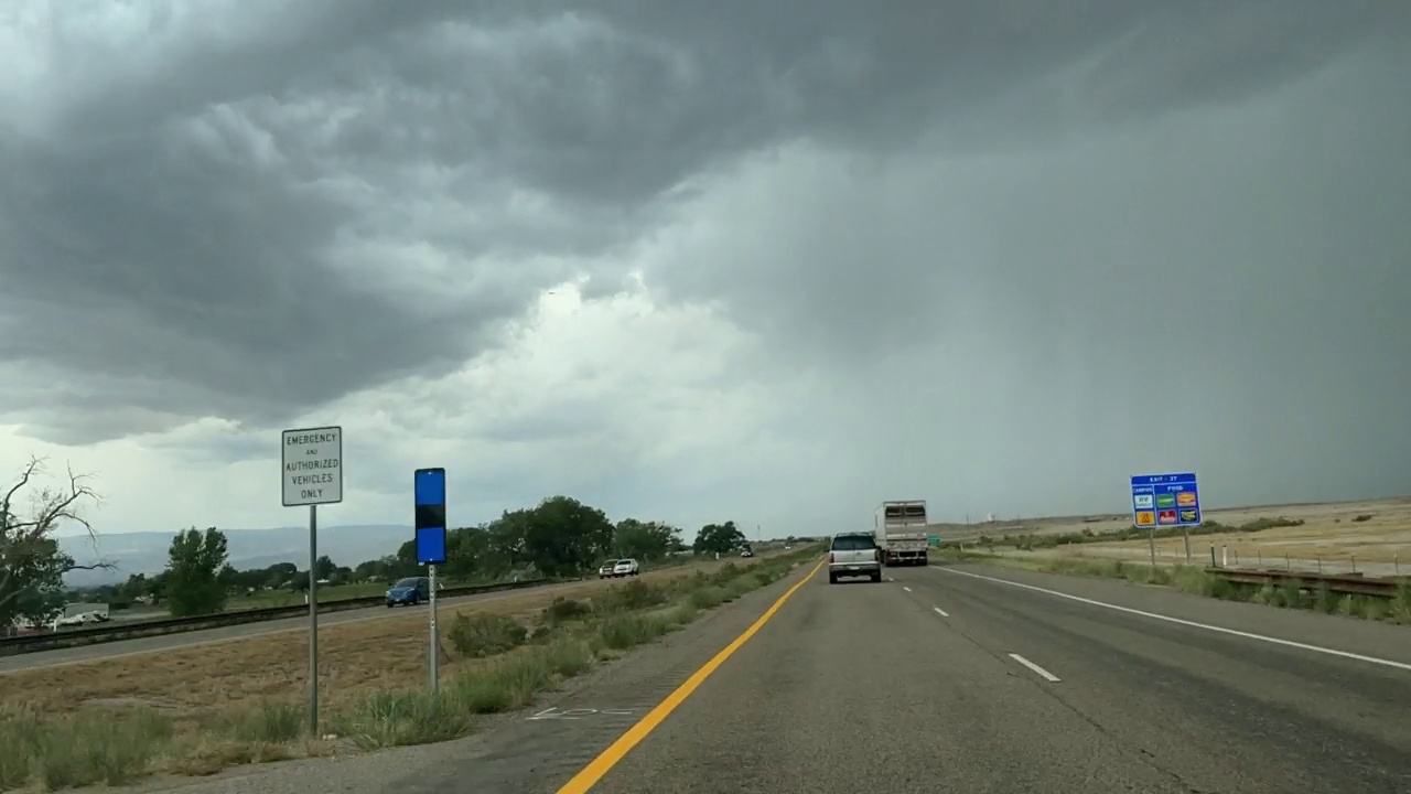 时间流逝冰雹风暴多雨和风暴州际70旅行在美国西部从移动汽车公路基础设施视频系列春末POV视频素材