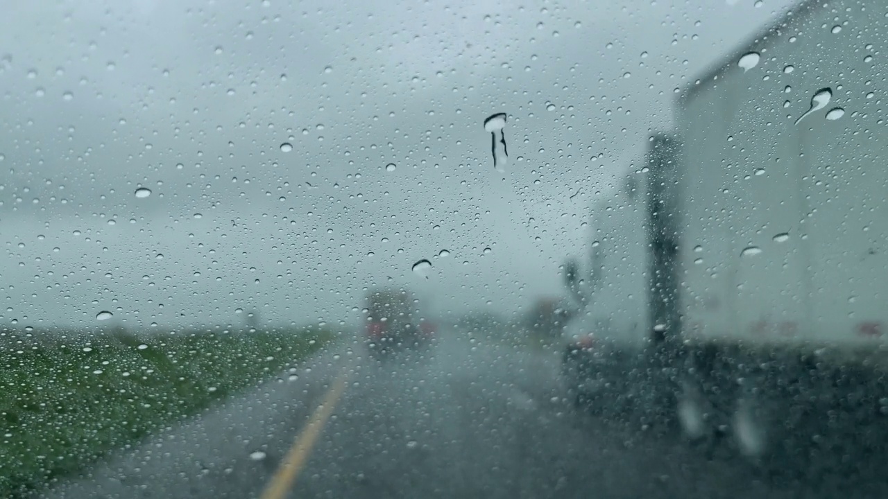 通过半卡车实时雨和风暴州际70旅行在美国中西部从移动汽车视频系列的晚春POV视频素材