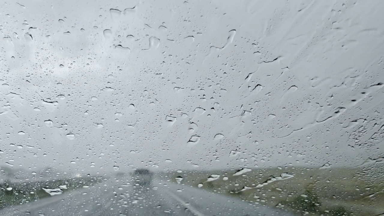 实时冰雹风暴多雨和风暴州际70旅行在美国西部从移动汽车公路基础设施视频系列春末POV视频素材