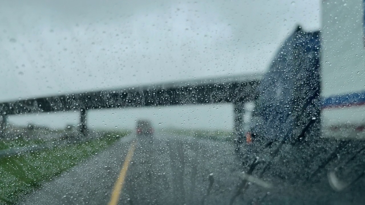 通过半卡车实时雨和风暴州际70旅行在美国中西部从移动汽车视频系列的晚春POV视频素材