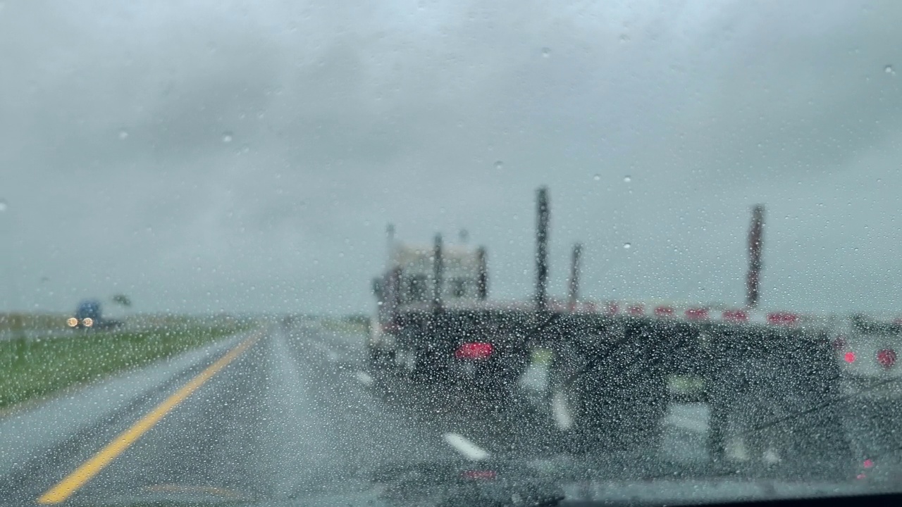 移动过去的交通实时雨和风暴州际70旅行在美国中西部从移动汽车视频系列的晚春POV视频素材