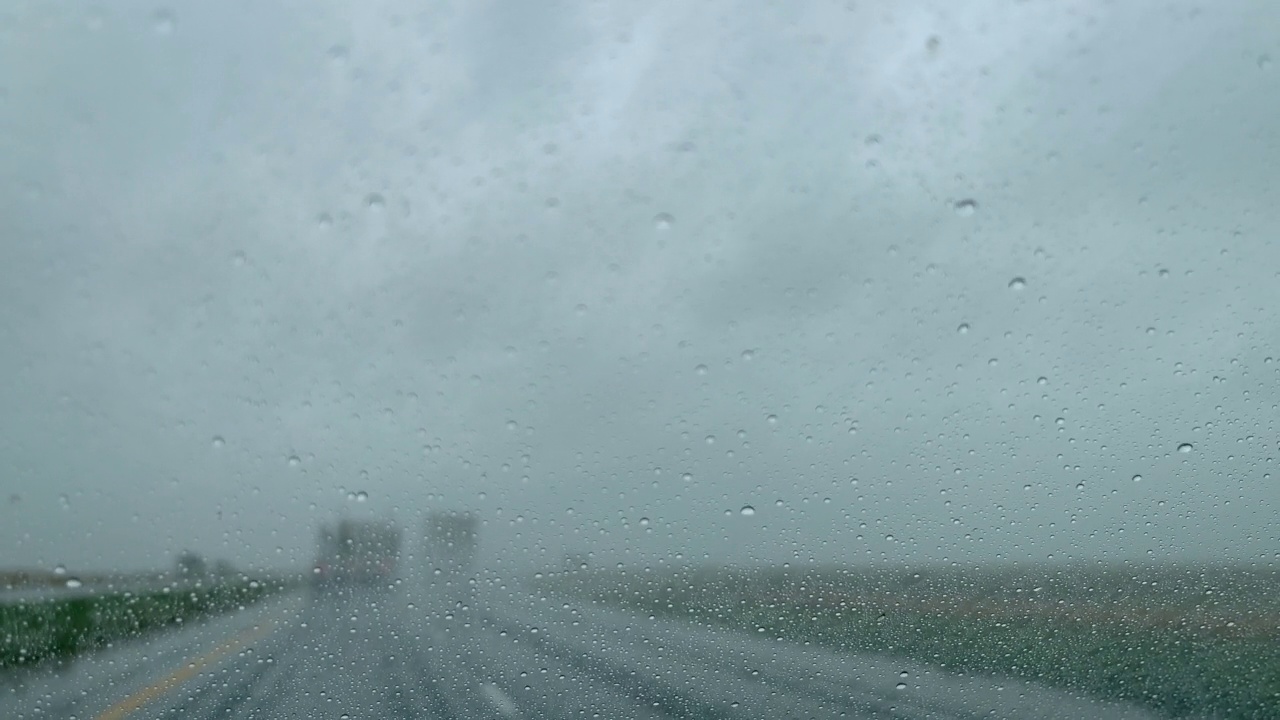 恶劣天气交通实时雨和风暴州际70在美国中西部旅行从移动汽车视频系列的晚春POV视频素材