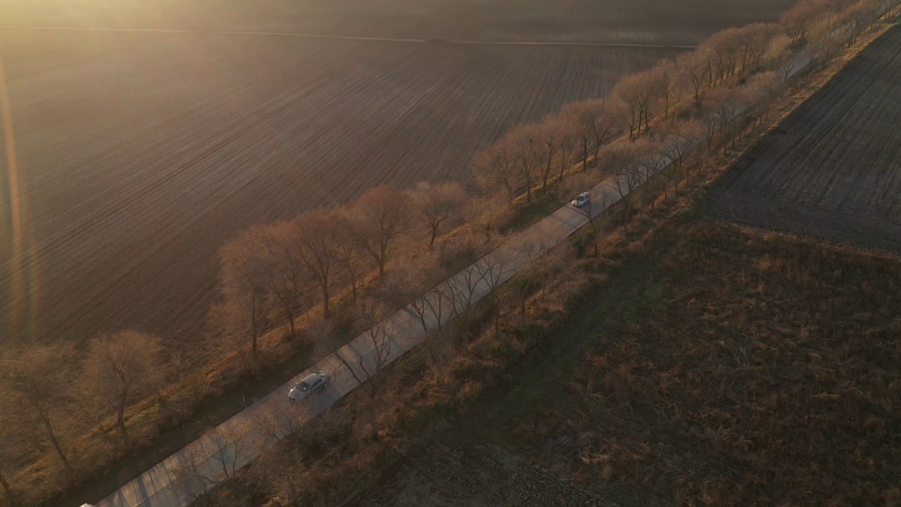 航拍日落时公路上的汽车，高角度视角视频素材