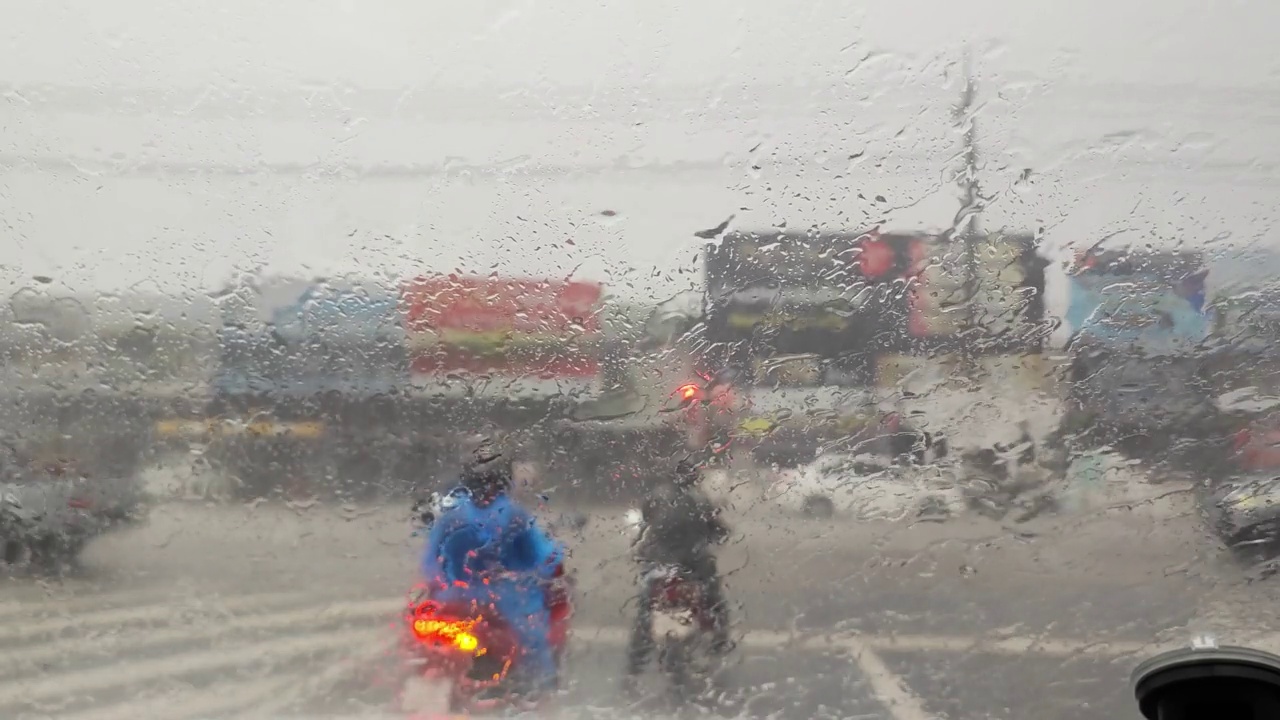 雨在车内观看视频素材