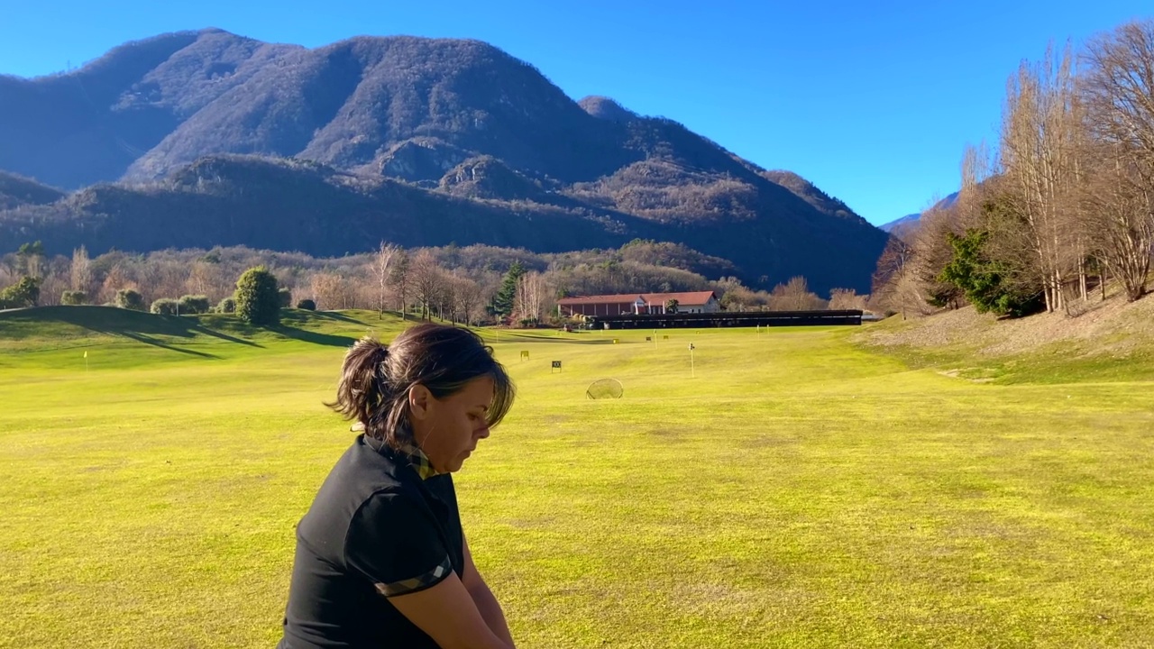 在一个阳光明媚的日子里，高尔夫球手和她的高尔夫俱乐部司机在山景城的高尔夫练习场训练视频素材