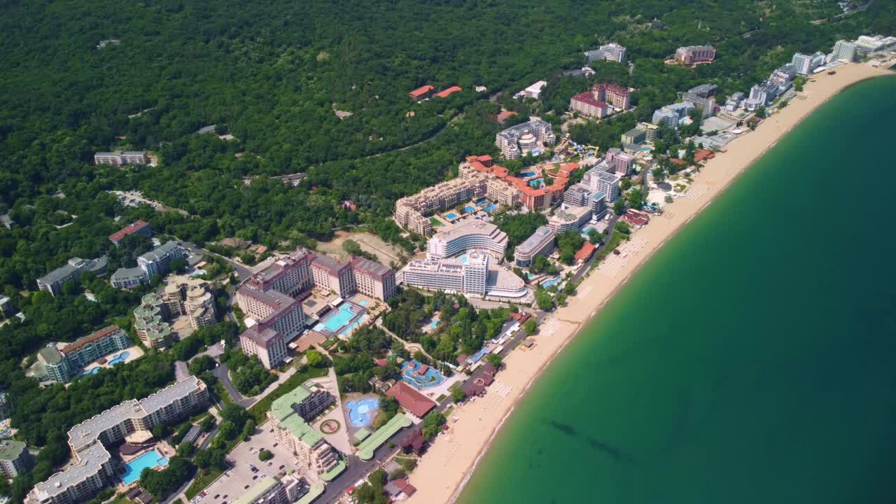 Zlatni Piasaci金色沙滩和酒店的鸟瞰图。保加利亚瓦尔纳视频素材