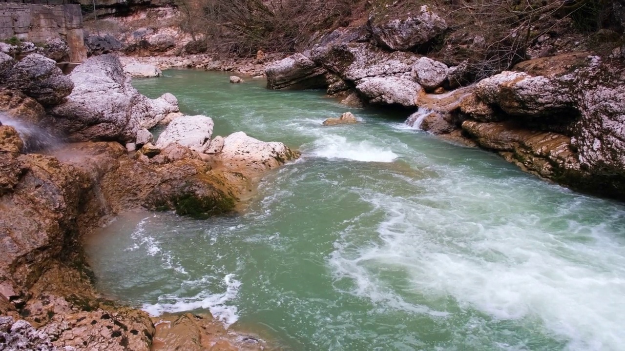 多岩石的山区河流的河口流动。湍急的水流和沸腾的水流，形成瀑布。旅游理念，徒步旅行，野生动物美。4 k视频素材