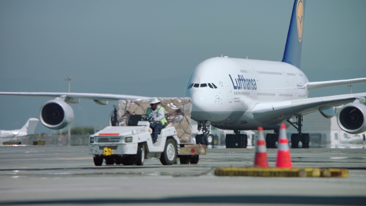 美国汉莎航空公司(Lufthansa)空客A380在旧金山的出租车视频素材