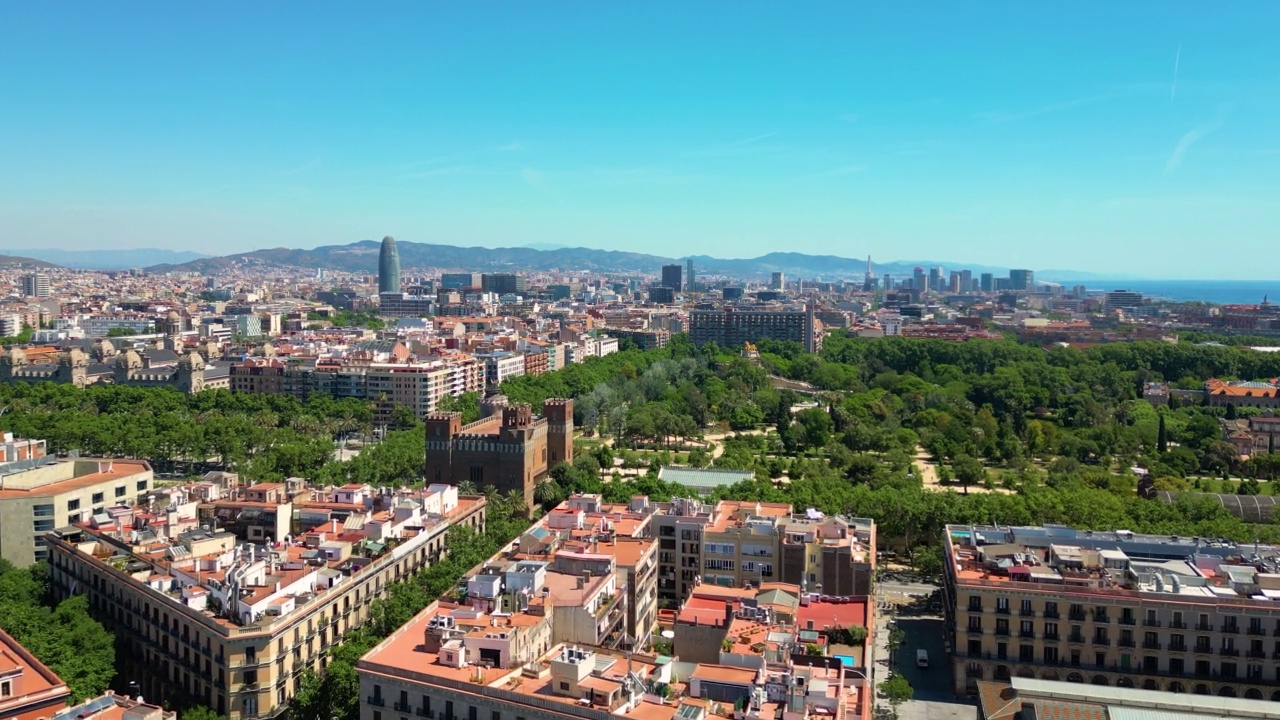 巴塞罗那的天际线与公共公园Ciutadella (Parc de la Ciutadella)和周围的城市中心，托雷荣耀和大山丘背景在巴塞罗那，加泰罗尼亚，西班牙视频素材