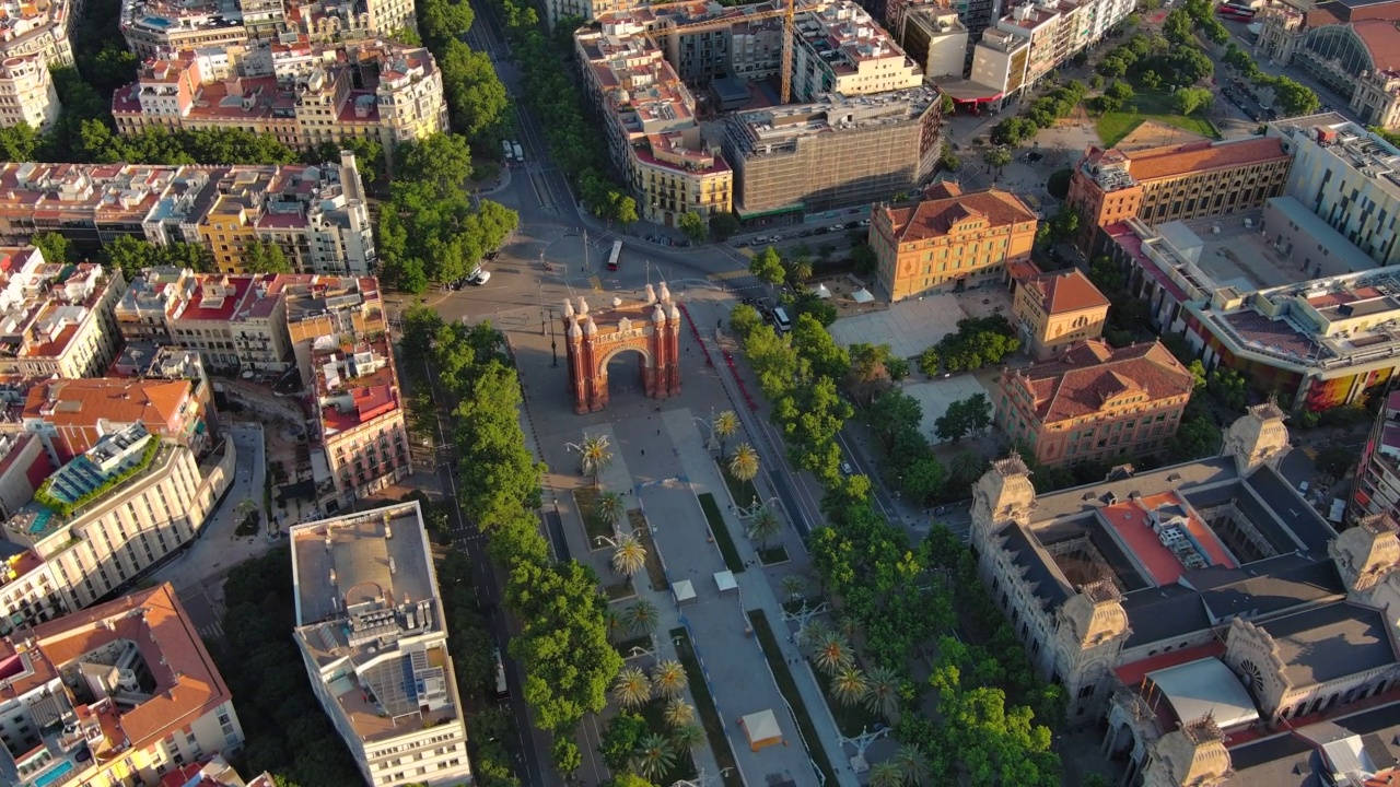 巴塞罗那城市天际线和凯旋门的鸟瞰图，在西班牙语中，这是巴塞罗那市的凯旋门视频素材