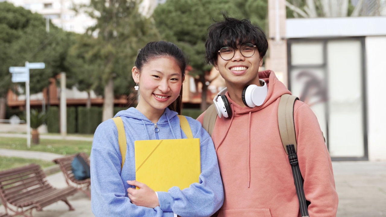 亚洲学生在大学校园一起微笑。中菲朋友高兴地回到学校视频素材