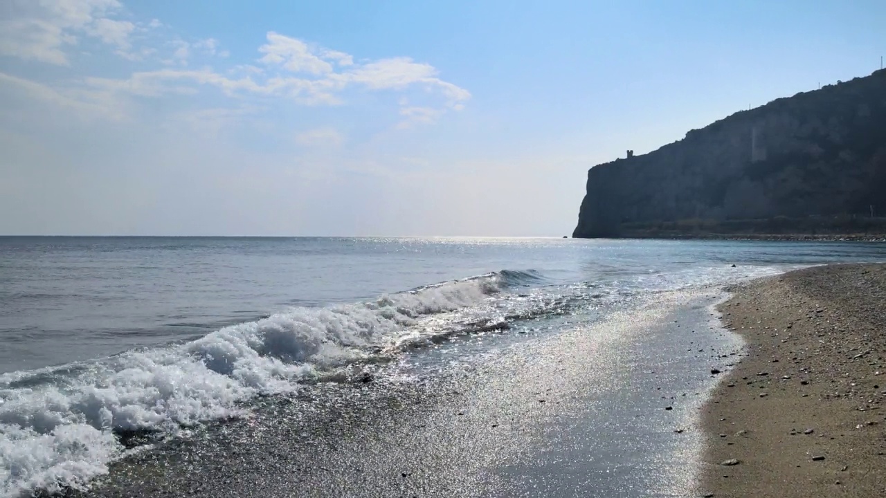 沿海岬角和海滩的鸟瞰图视频素材