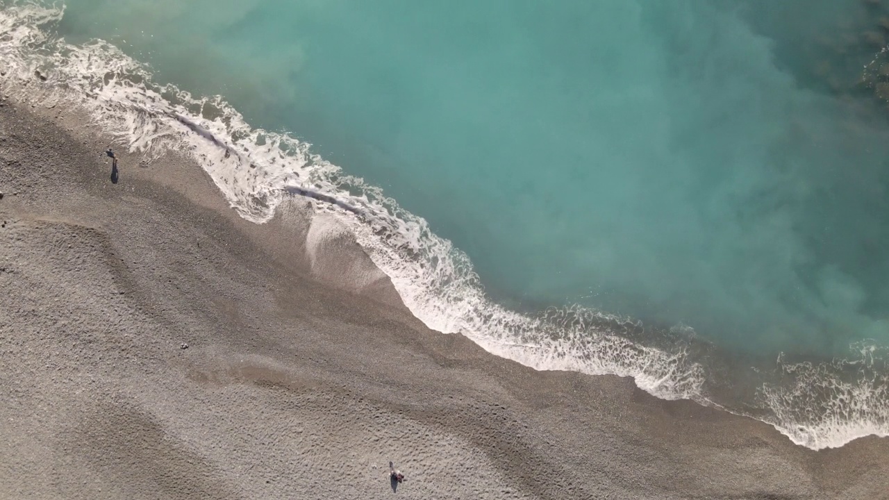 海岸冲浪和海滩的鸟瞰图视频素材