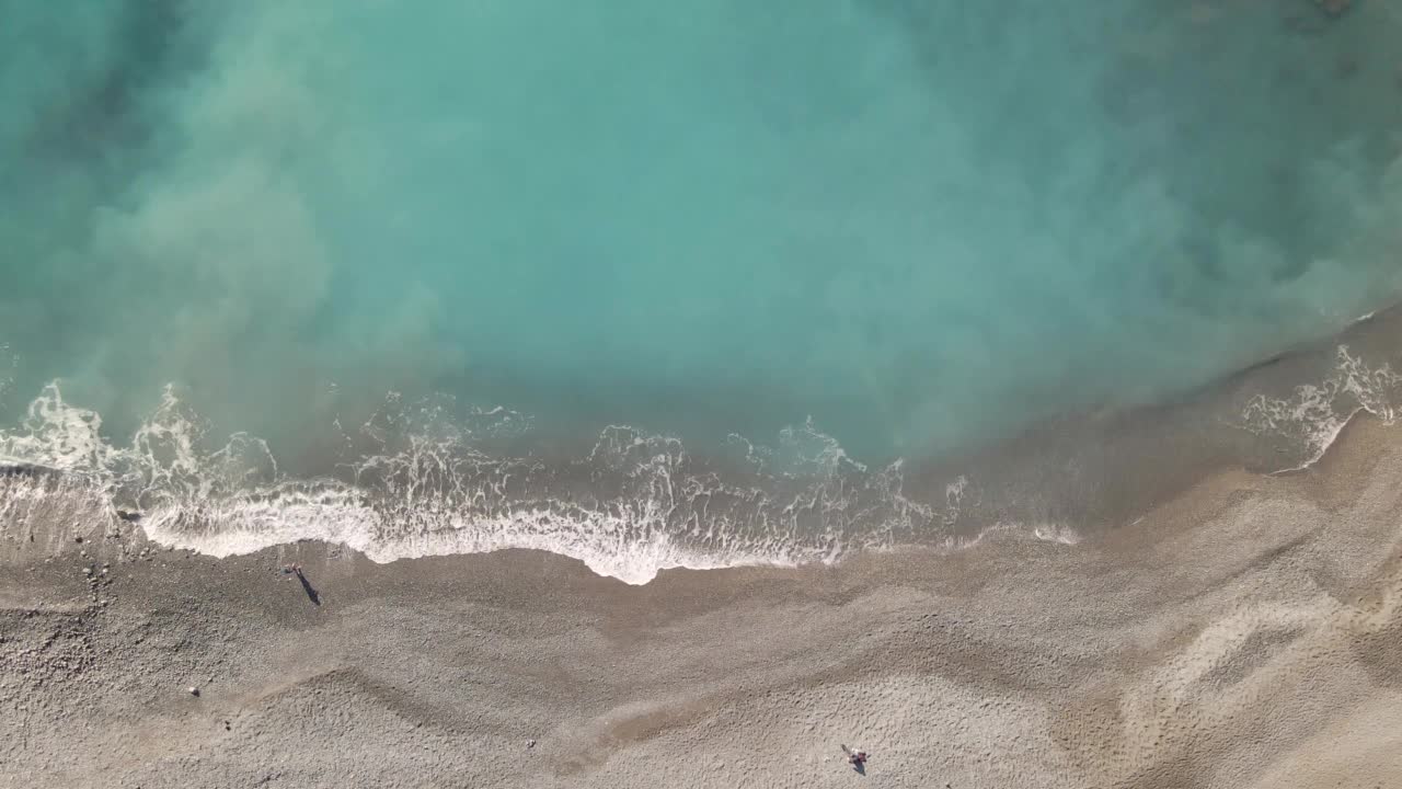 海岸冲浪和海滩的鸟瞰图视频素材