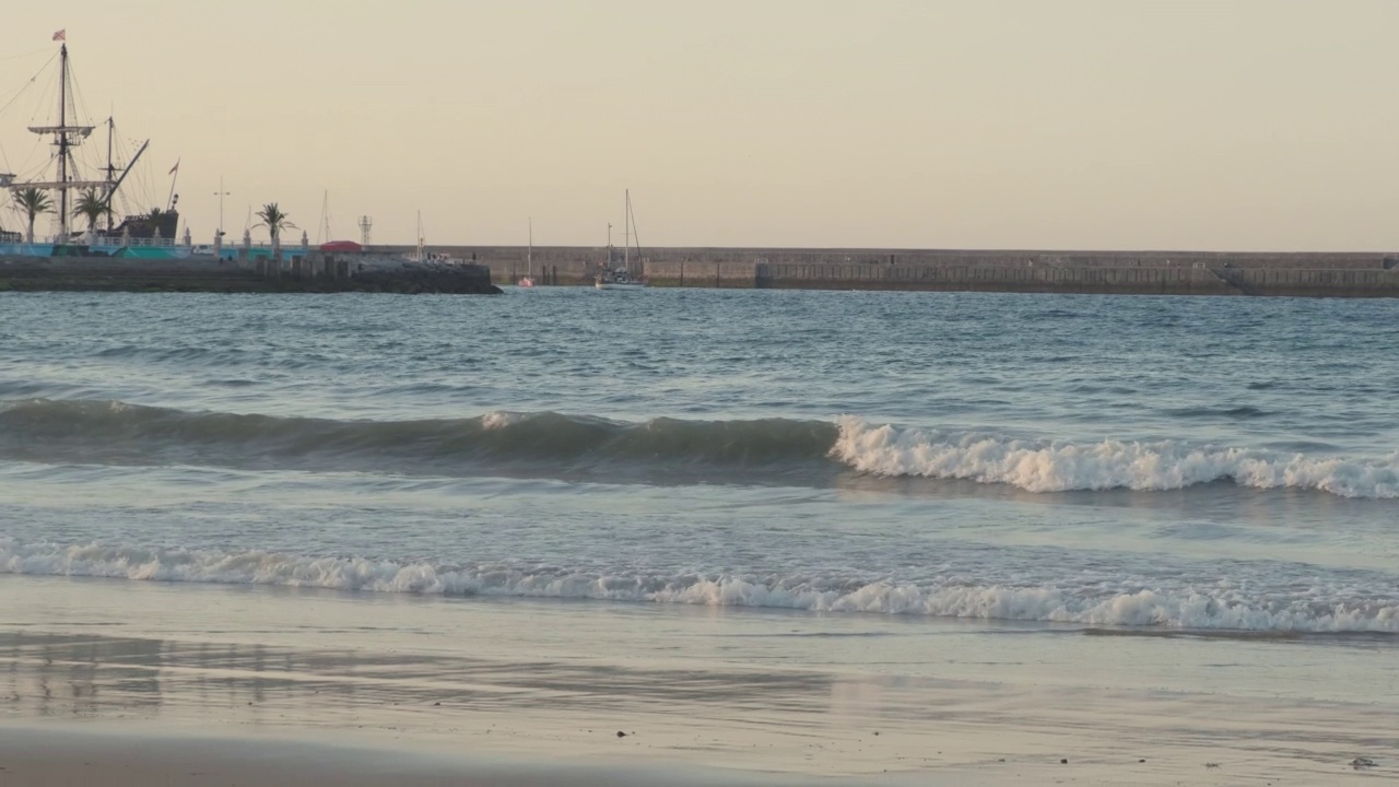 日落时海滩上的海浪视频素材