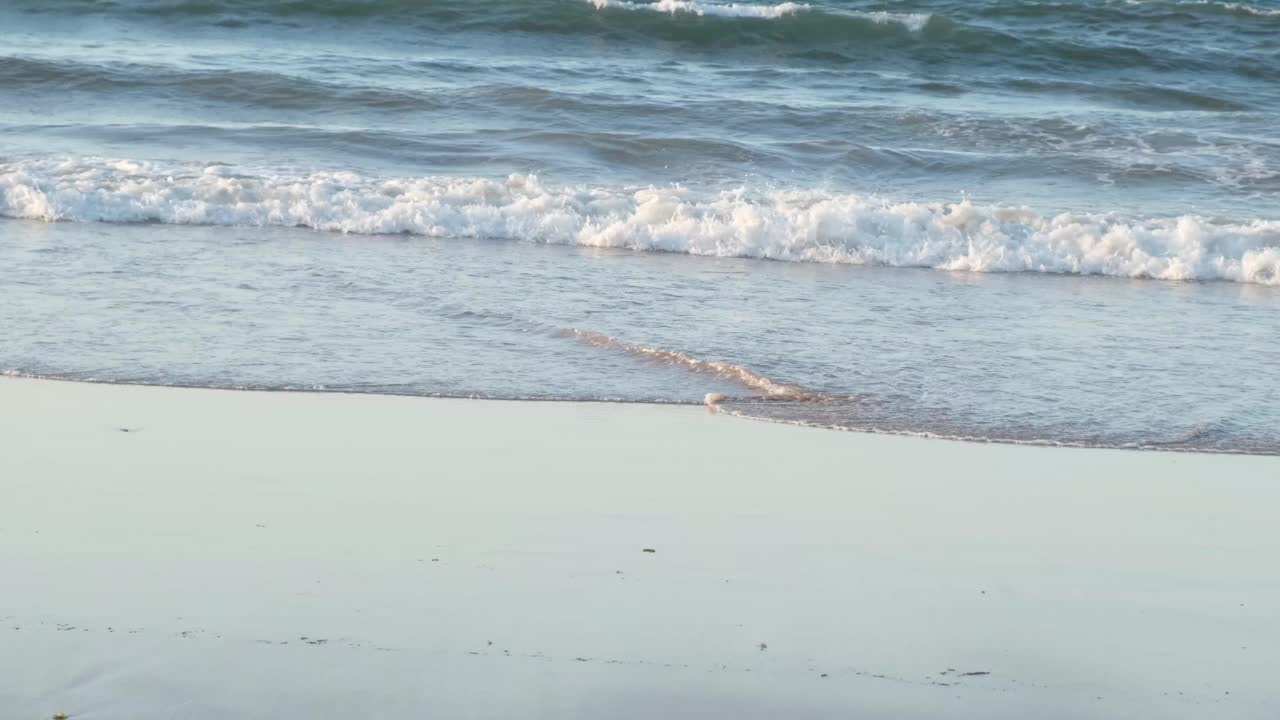 日落时海滩上的海浪视频素材