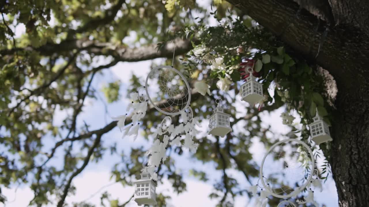 白色的捕梦网，挂在树枝上，随风摇曳视频素材