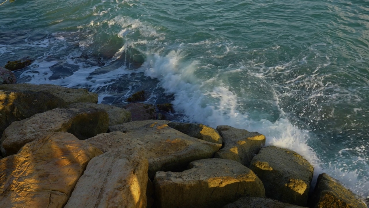 加勒比海沿岸的海浪撞击着牙买加海滩上的岩石。距离蒙特哥湾不远。视频素材