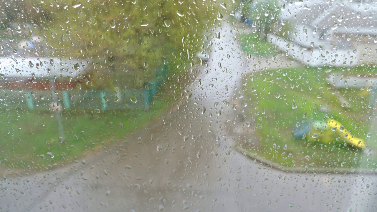 雨点落在雾蒙蒙的窗户上，往下流视频素材