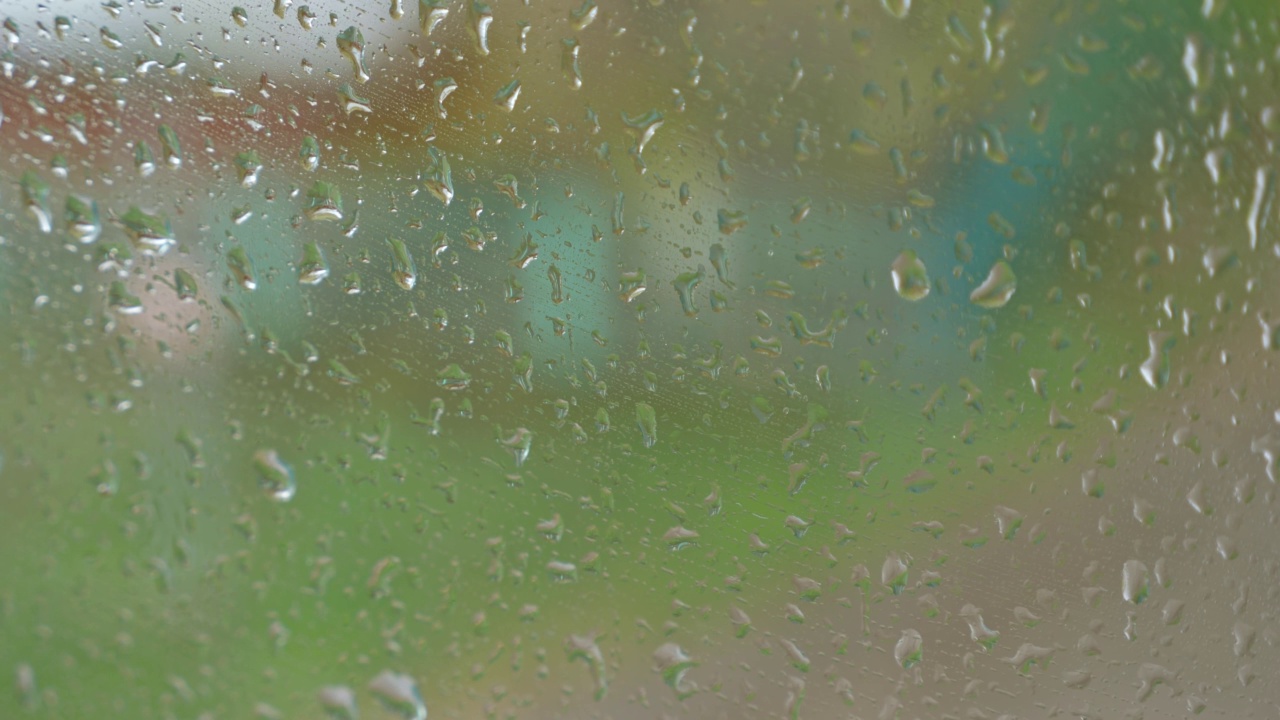 雨点落在雾蒙蒙的窗户上，往下流视频素材